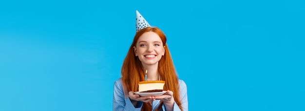 Vacances de célébration et concept de bonheur joyeux tendre et féminin belle femme rousse en bday