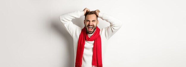 Vacances de Noël et concept de nouvel an homme frustré et en colère tirant les cheveux de la tête et criant