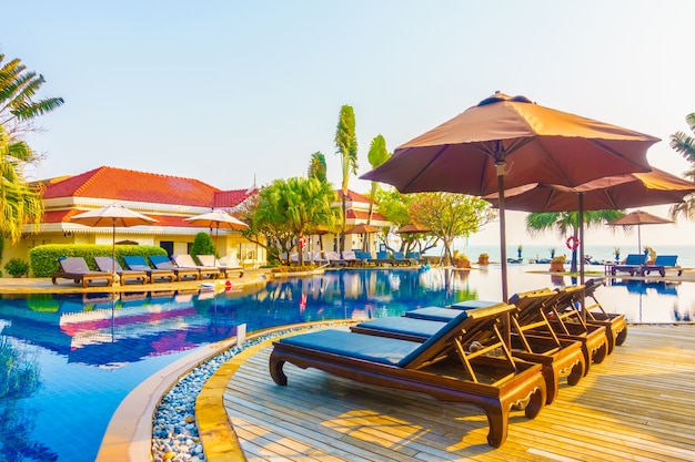 Photo gratuite vacances parapluie piscine de l'hôtel de luxe