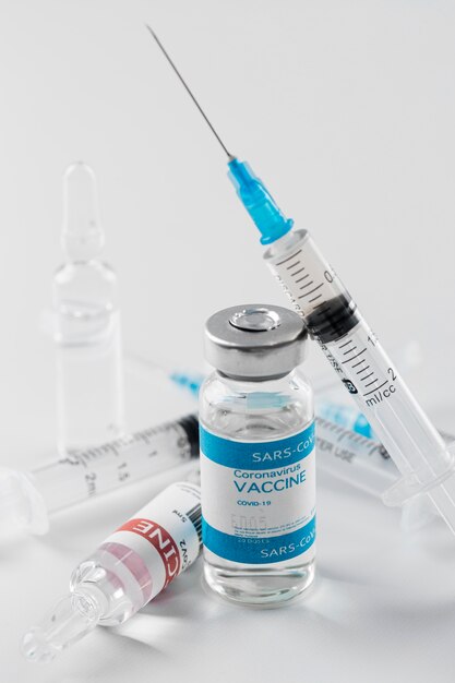 Vaccin préventif contre le coronavirus et seringue