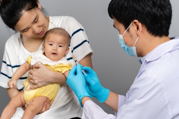 Jambe D Un Nouveau Ne Avec Le Patch Apres La Vaccination Photo Premium Jambe D Un Nouveau Ne Avec Le Patch Apres La Vaccination Photo Premium
