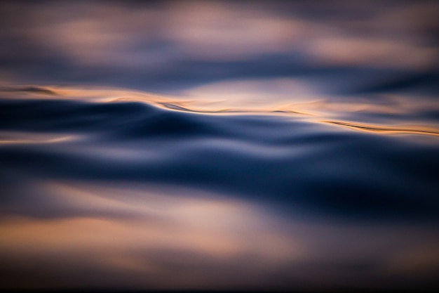 Vague d'eau bleue et blanche