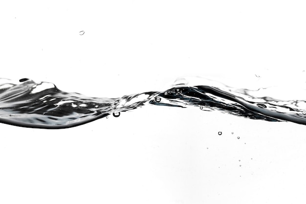 Vague d&#39;eau transparente sur fond blanc