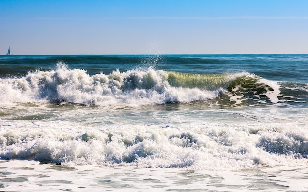 vague de la mer en Méditerranée