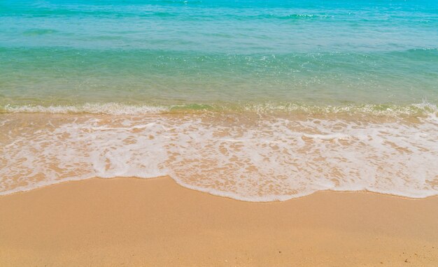 Vague de mer sur la plage de sable