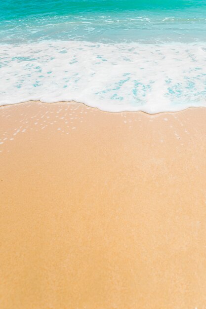 Vague et sable fond de plage avec espace copie.