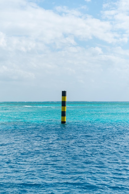 Photo gratuite vagues dans l'océan et le ciel bleus