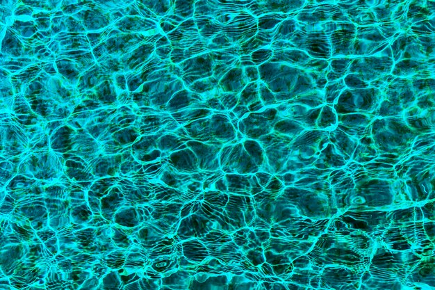 Vagues d&#39;eau fluide bleu intense