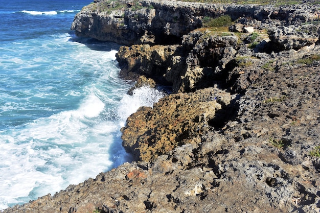 Les vagues frappent les rochers. océan atlantique
