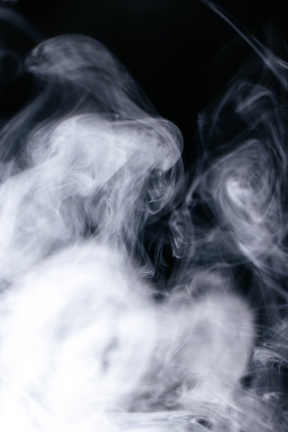 Photo gratuite vagues de fumée grise sur fond noir
