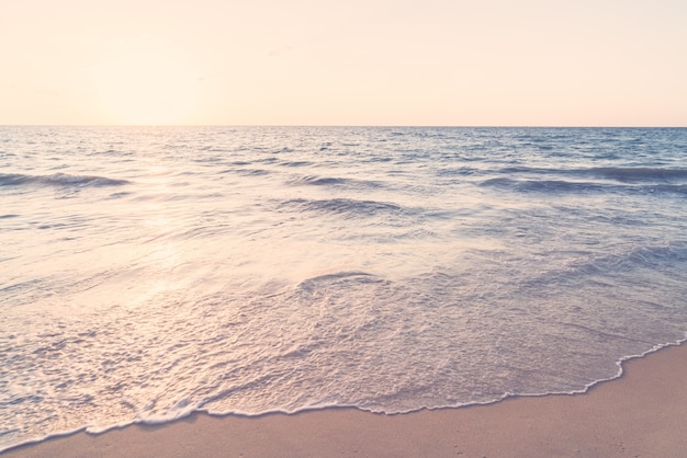 Des vagues de la mer au coucher du soleil