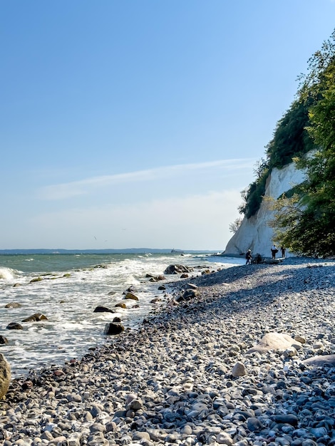 Photo gratuite vagues en mer près du littoral sur une plage de galets vide