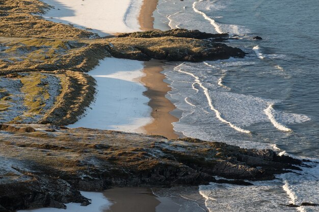 Vagues de l'océan se brisant sur la côte rocheuse