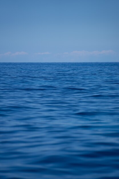 Vagues de l'océan sous un ciel bleu clair