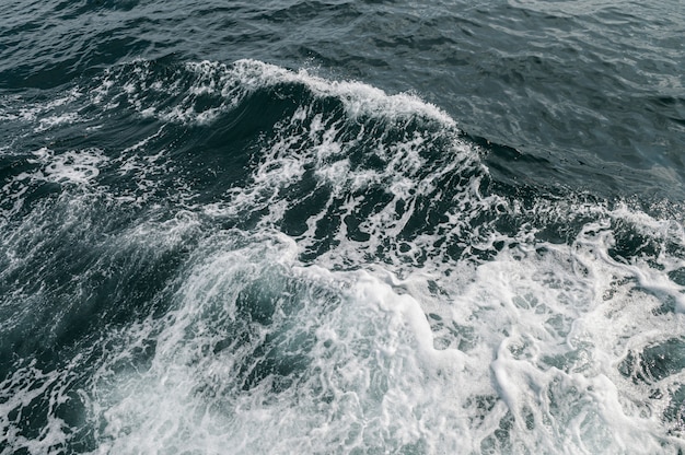 Vagues océaniques causées par les bateaux de tourisme