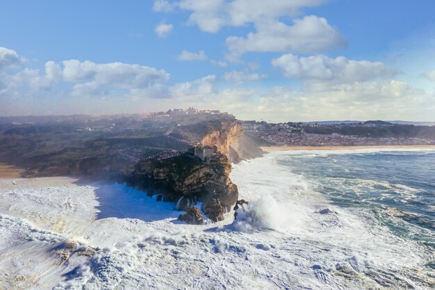 vagues se brisant à la falaise