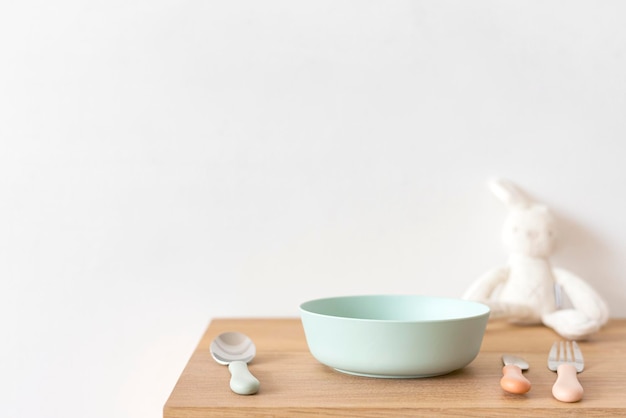 Vaisselle pour enfants mignonne avec un lapin en peluche