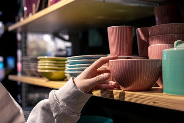 Vaisselle sur la vitrine d'un magasin d'objets pour la maison