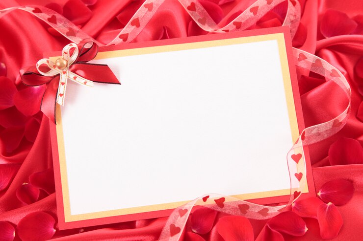 Valentine card avec ruban et pétales de rose