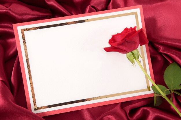 Valentine card with rose sur fond de satin rouge