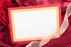 Photo gratuite valentine carte blanche avec ruban et roses