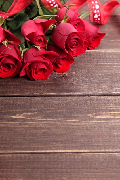 Photo gratuite valentine roses rouges sur planche de bois