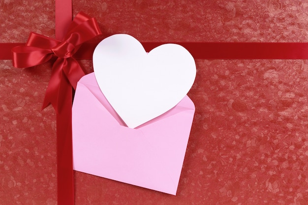Photo gratuite valentines rouge cadeau du jour avec la carte
