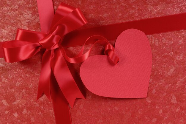 valentines rouge jour présent avec étiquette de cadeau