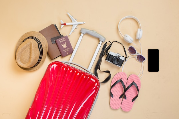 valise avec accessoires de voyageur