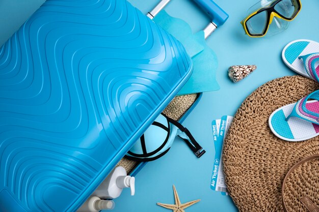 Valise bleue avec accessoires de voyage