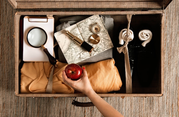 Photo gratuite valise vintage vue de dessus avec des vêtements décontractés