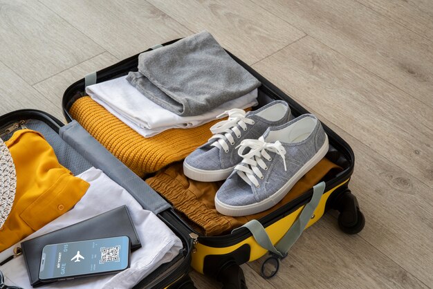 Valise de voyage et emballage des préparatifs