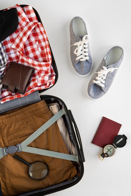 Valise de voyage et emballage des préparatifs
