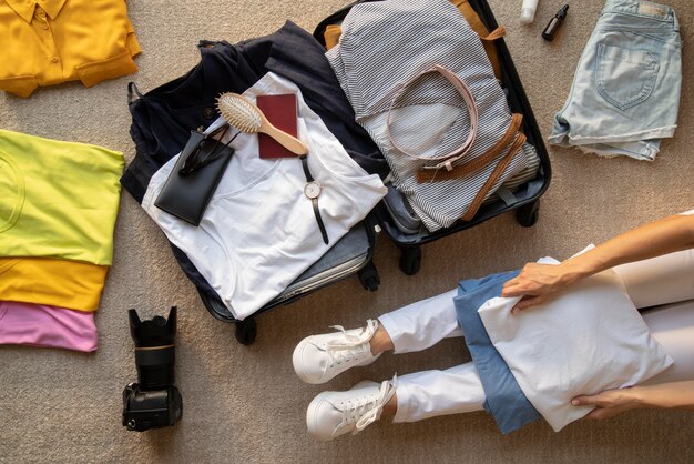 Valise de voyage et emballage des préparatifs