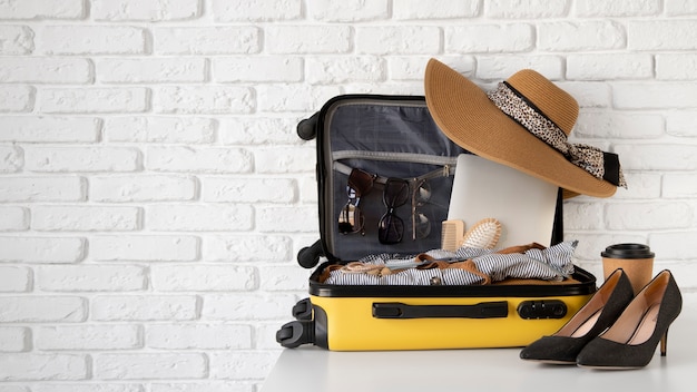 Valise de voyage et emballage des préparatifs