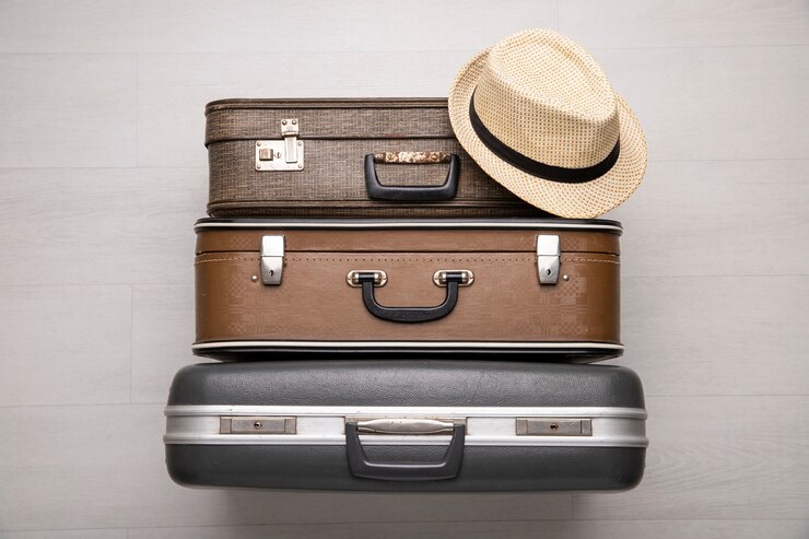Photo gratuit valises pour voyager avec chapeau de paille