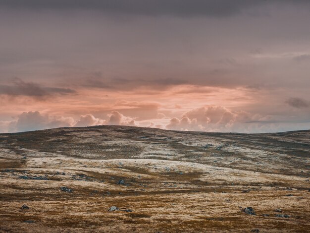 vallée brûlée déserte et ciel pastel