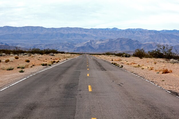 Valley of Fire Nevada Highway avant d'entrer dans la vallée du parc.