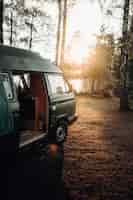 Photo gratuite vanlife au coucher du soleil