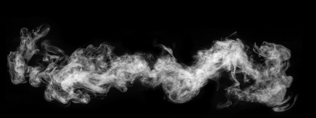 Vapeur horizontale blanche, fumée isolée sur fond noir. un morceau de fumée frisée et incurvée à superposer sur vos photos. résumé fond vapeur, bannière