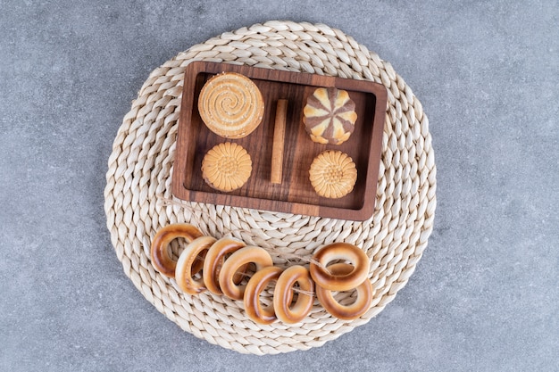 Photo gratuite une variété de biscuits sur un dessous de plat