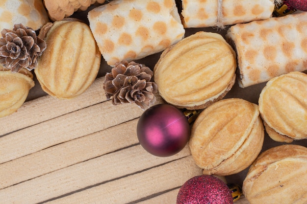 Variété de biscuits et ornements de Noël en gros plan.