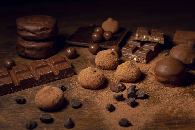 Variété de bonbons au chocolat et au cacao