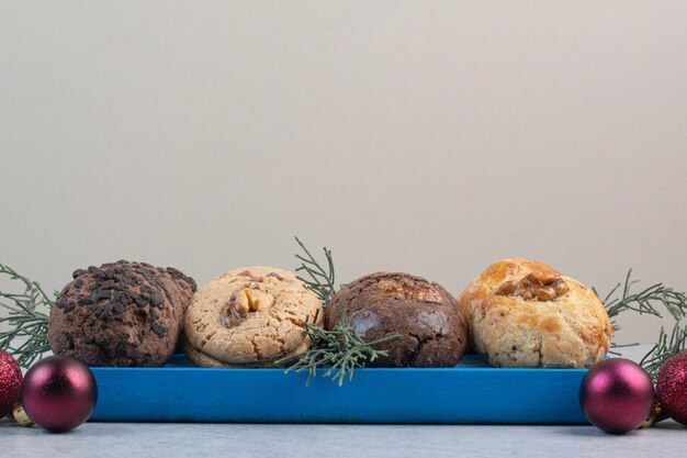 Variété de cookies sur plaque bleue avec des boules de Noël. photo de haute qualité