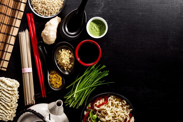 Variété Defferent De nombreux ingrédients pour cuisiner des aliments asiatiques asiatiques savoureux. Vue de dessus avec espace de copie. Fond sombre. Au dessus. Toning.