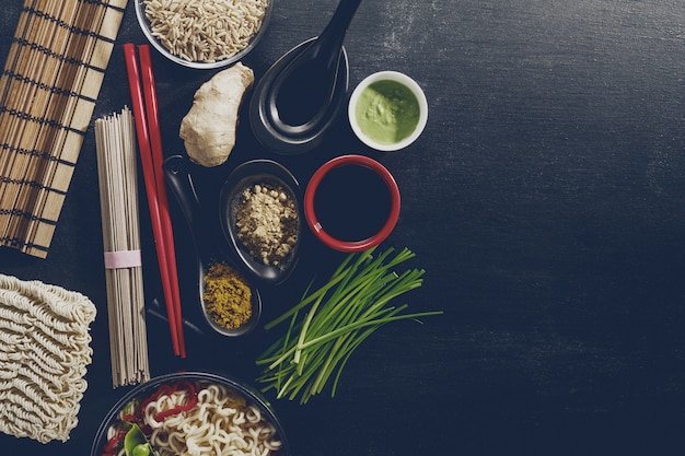 Variété Defferent De nombreux ingrédients pour cuisiner des aliments asiatiques asiatiques savoureux. Vue de dessus avec espace de copie. Fond sombre. Au dessus. Toning.