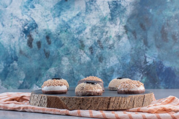 Variété de délicieux biscuits à la truffe sucrée sur morceau de bois.