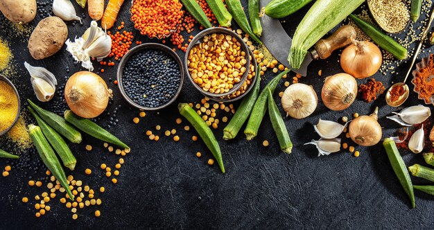 Variété de délicieux légumes frais sur dark