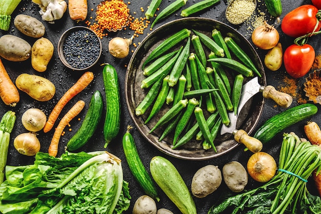 Photo gratuite variété de délicieux légumes frais sur dark