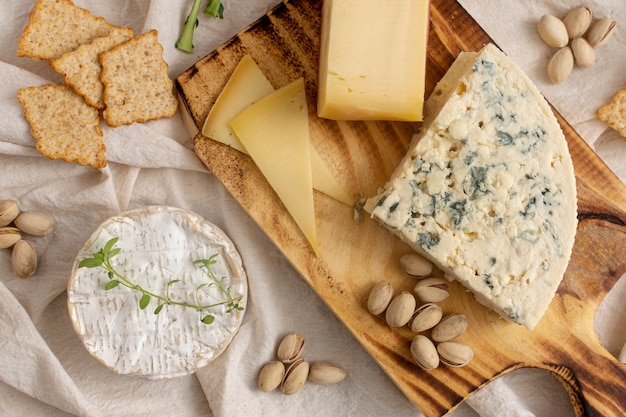 Variété de fromages et de snacks sur une table